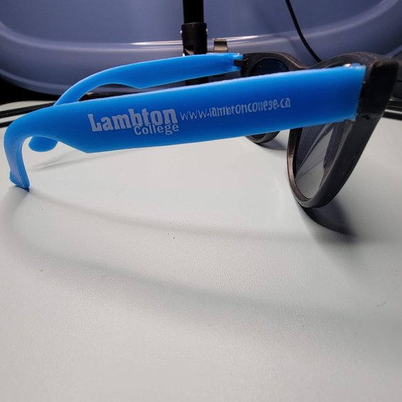 Various pairs of sunglasses - Picture 3 of 6